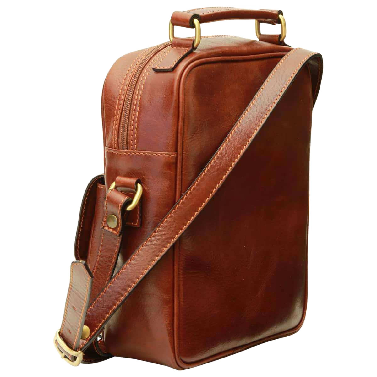 Borsa a tracolla marrone con patta frontale, fibbia e passante per tracolla