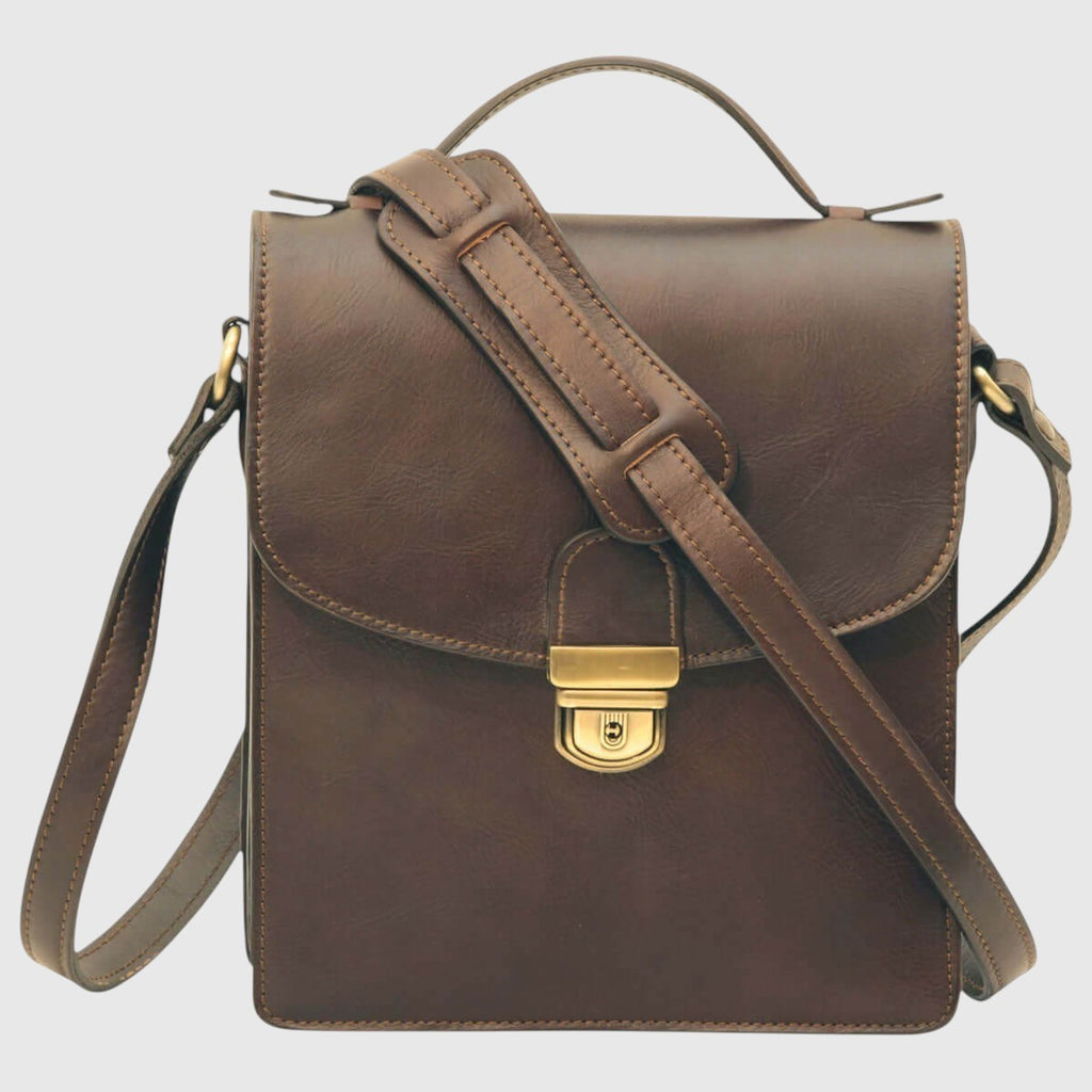 Borsa a tracolla in pelle marrone scuro con tracolla imbottita e fibbia dorata