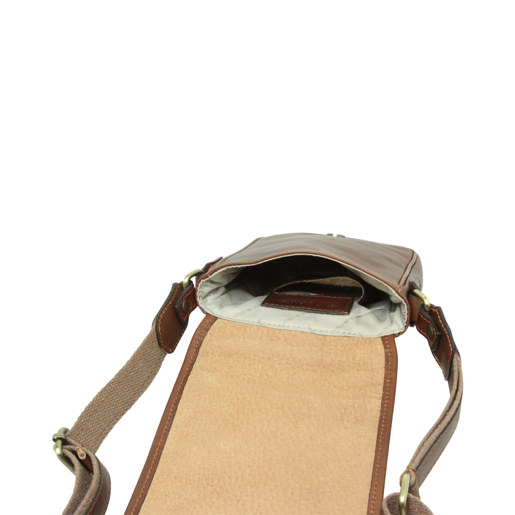 Borsa tracolla uomo in pelle castagna, interno chiaro e tasca interna