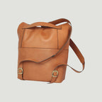 Zaino in pelle marrone con tasca frontale e tracolla laterale in pelle.