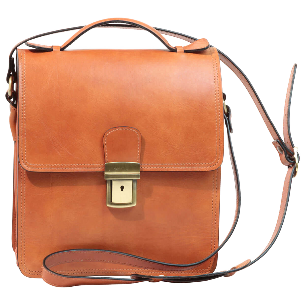 Borsa a tracolla in pelle marrone con patta e fibbia centrale in metallo