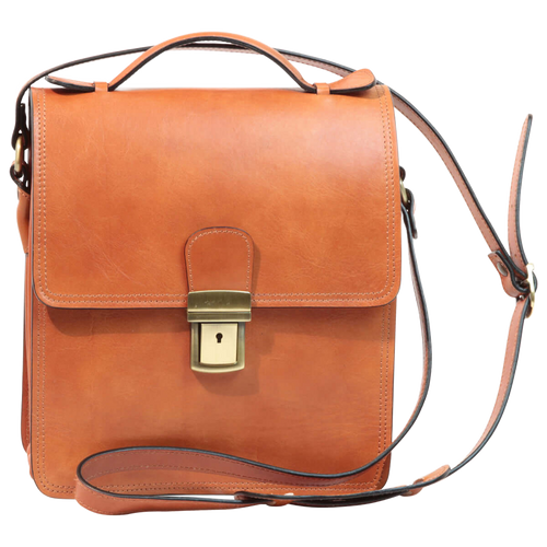 Borsa a tracolla in pelle marrone con patta e fibbia centrale in metallo