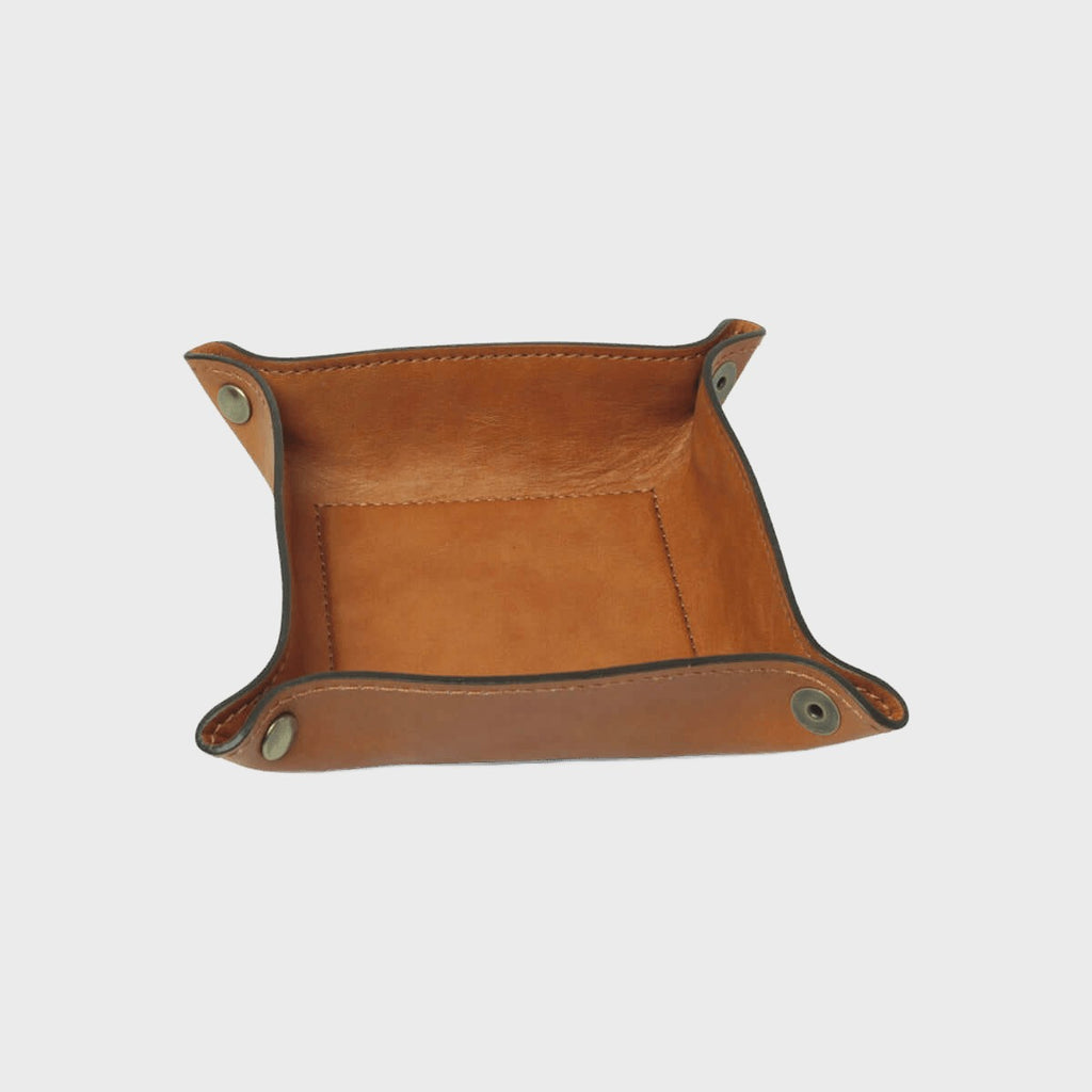 Vuotatasche in pelle color cuoio con bordi rivoltati e fori metallici