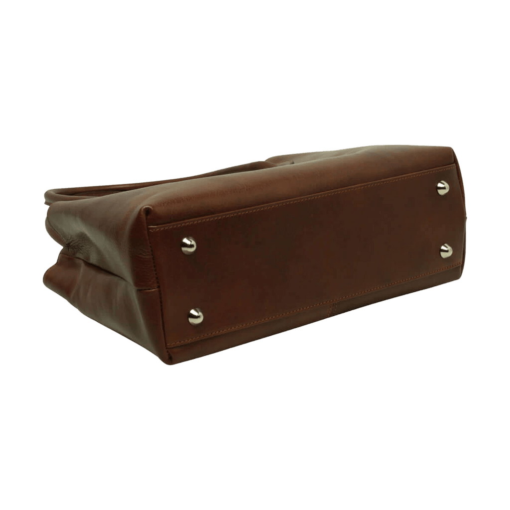 Borsa in pelle marrone con pattina anteriore e chiusure metalliche a bottoni