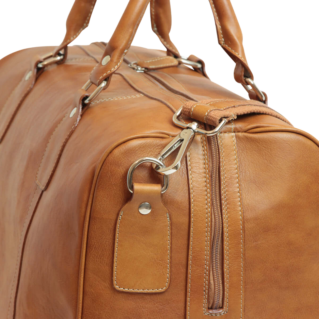 Borsone da viaggio in pelle marrone con fibbie metalliche, tracolla e zip