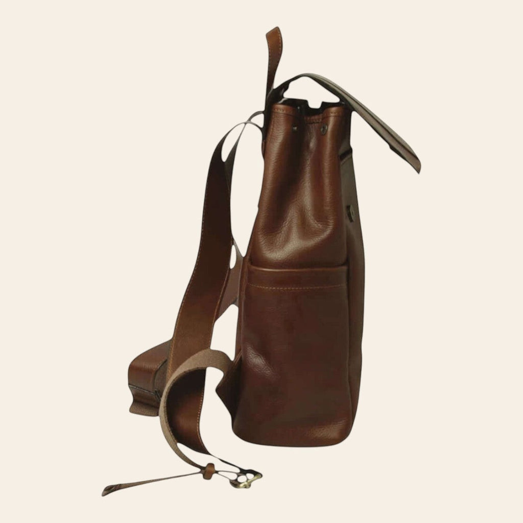Zaino in pelle castagna con tracolla e manico superiore, tasche esterne