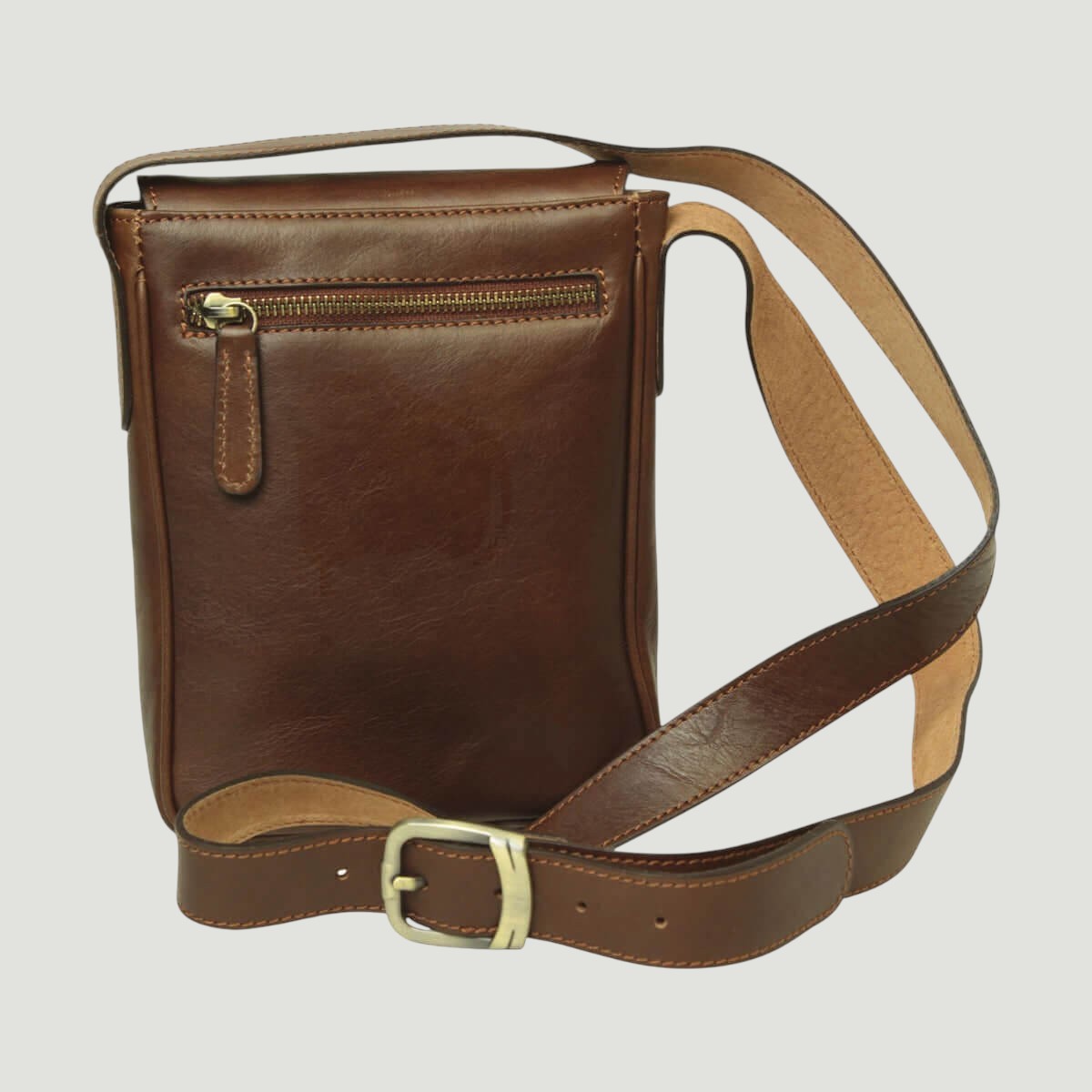 Borsa a tracolla in pelle castagna con zip frontale e tracolla con fibbia