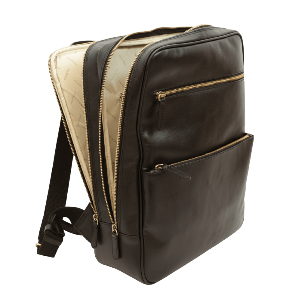 Zaino in pelle bicolore con zip dorate e manici superiori.