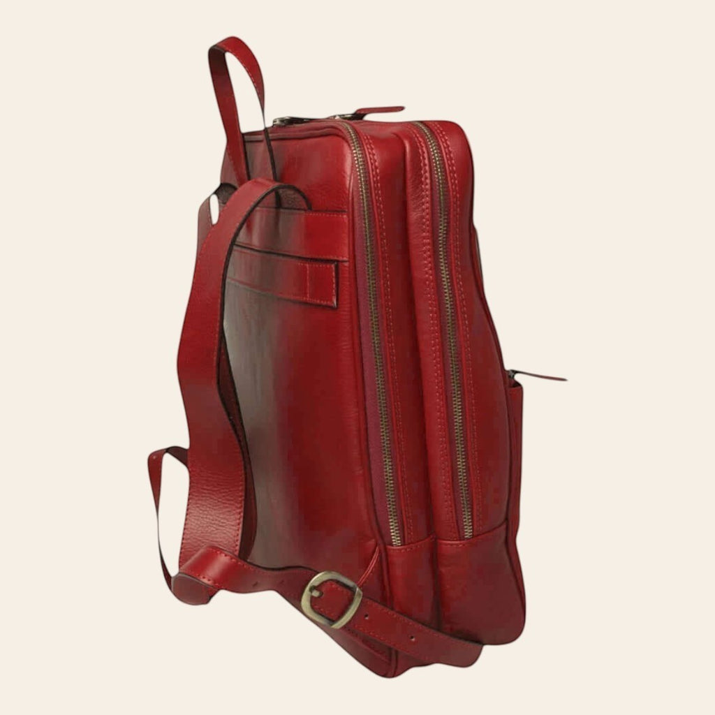 Mochila de piel de becerro en color rojo, vista lateral con dos compartimentos con cremallera y tirantes