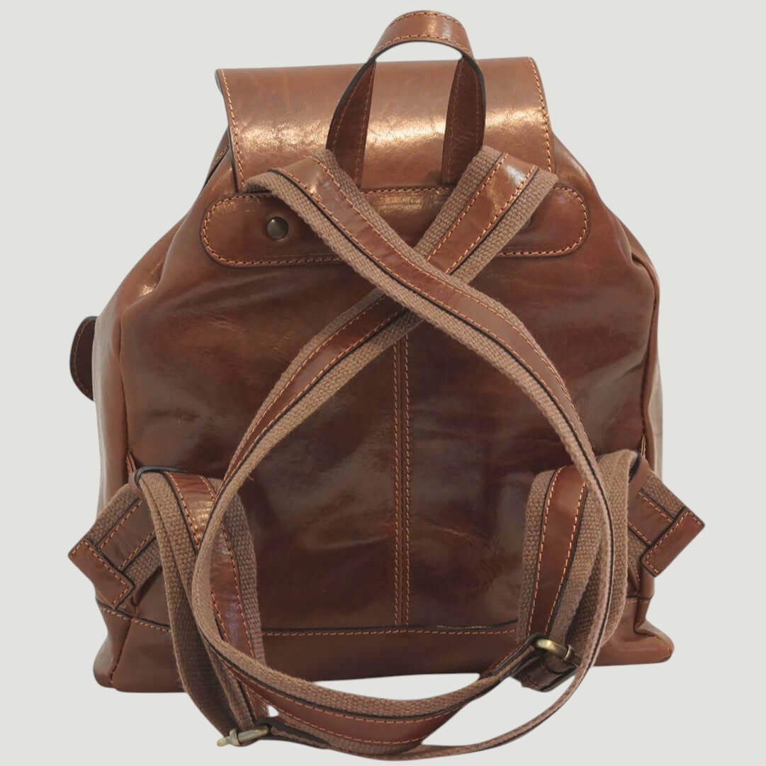 Zaino in pelle marrone con tracolla incrociata e tasche laterali con fibbie