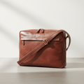 Borsa messenger in pelle marrone con tracolla e tasca con zip sul davanti