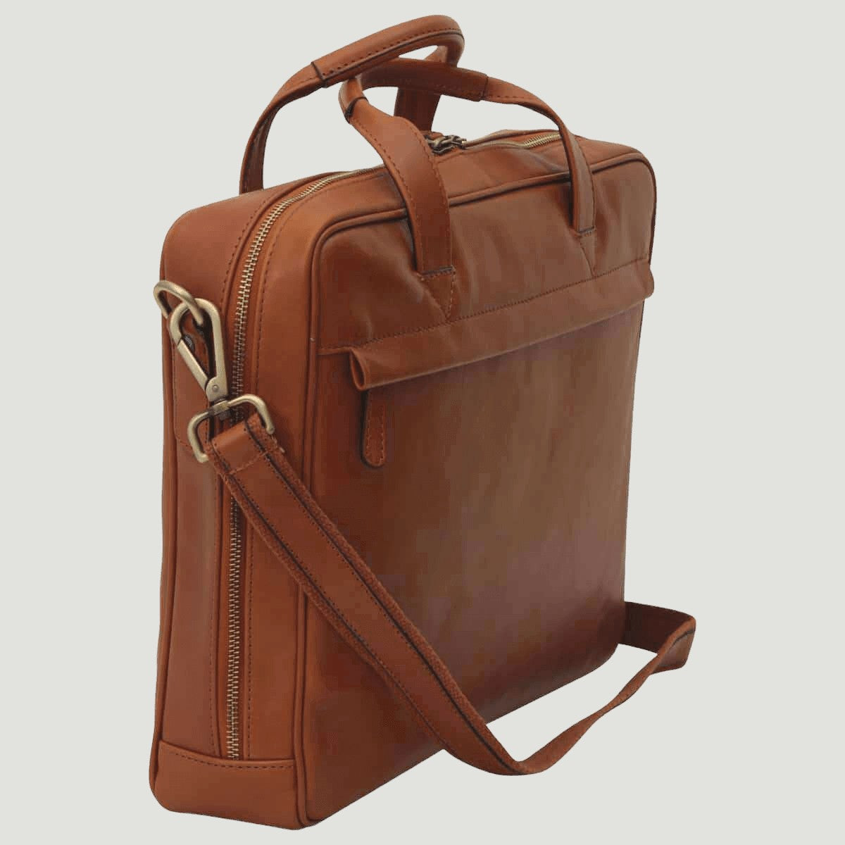 Cartella in pelle marrone con tracolla e doppia zip laterale.
