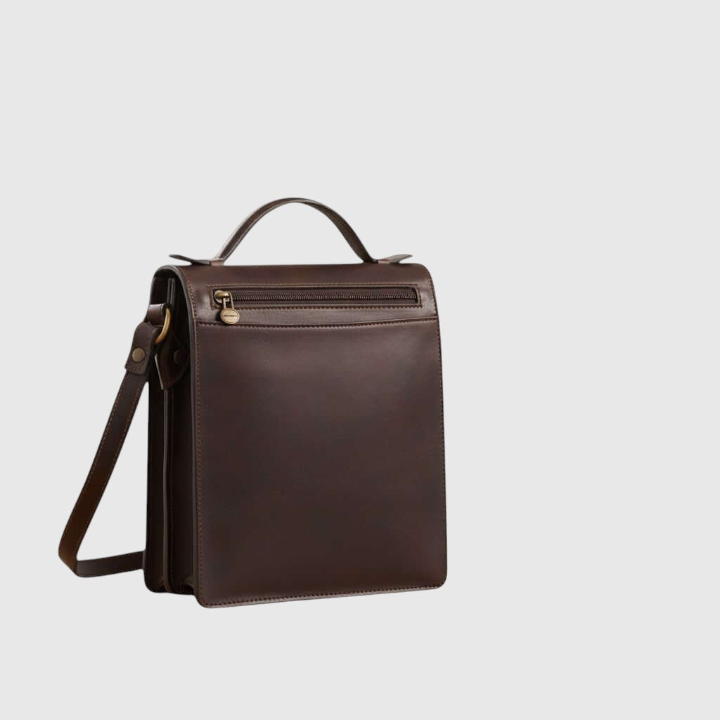 Borsa a tracolla in pelle marrone scuro con tracolla e patta frontale