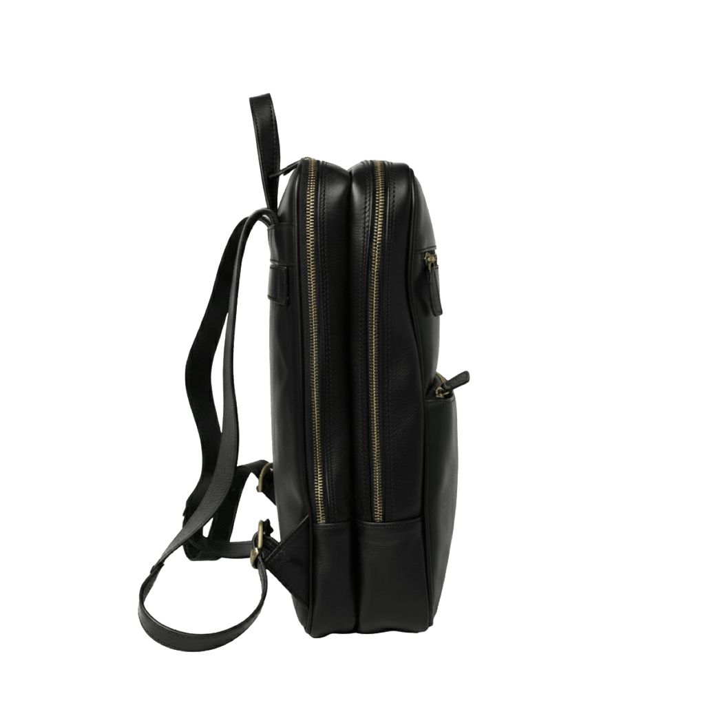 Zaino in pelle nero con due tasche con zip e tracolla laterale.
