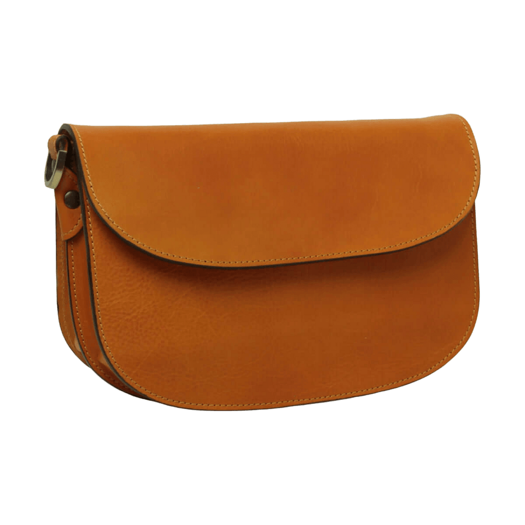 Borsa a tracolla giallo ocra in vitello pieno fiore con patta e cuciture.