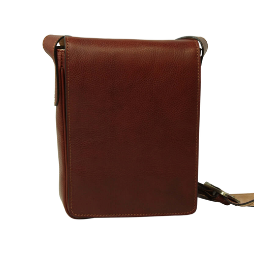 Borsa a tracolla in pelle mogano, realizzata in pelle di vitello pieno fiore, con tracolla regolabile.