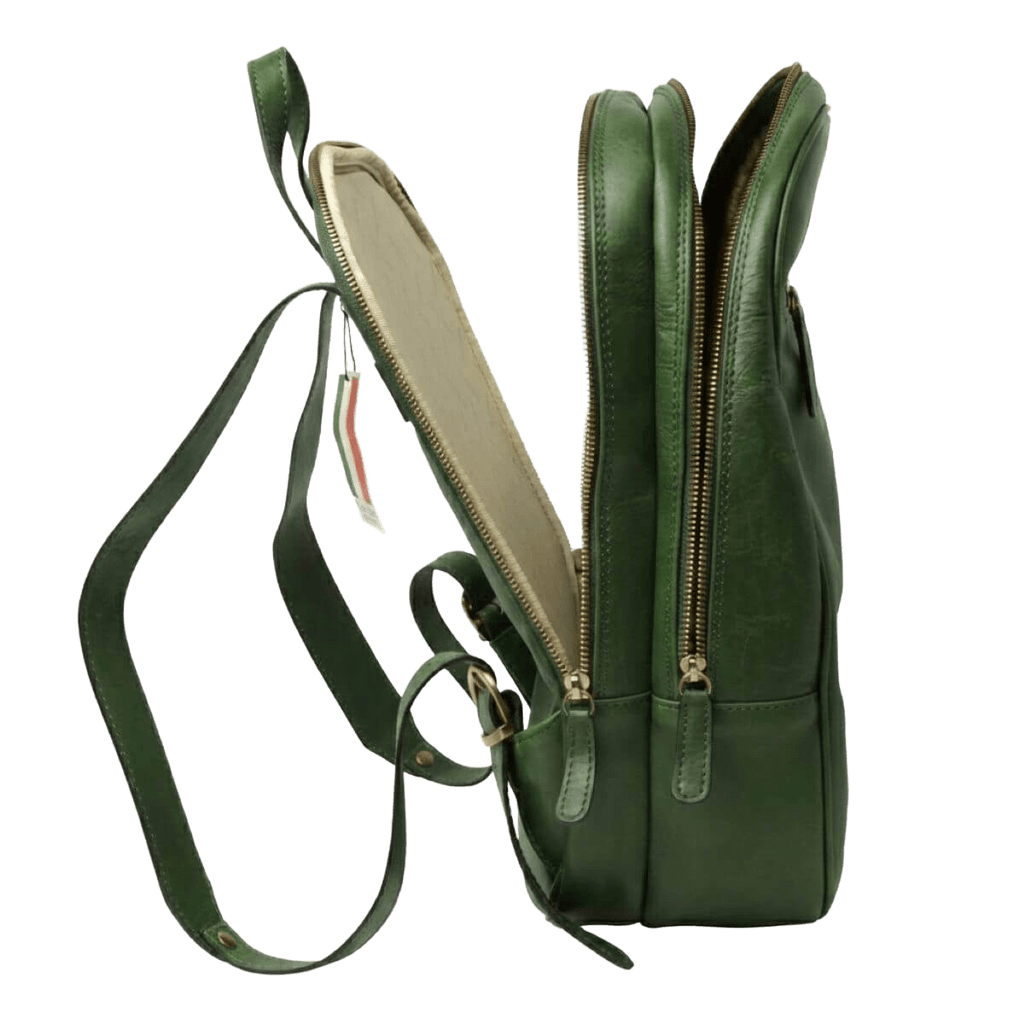 Zaino in pelle verde con zip frontale e tracolla regolabile, vista laterale
