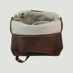 Zaino in pelle marrone con interno in fodera chiara e tasca superiore con zip