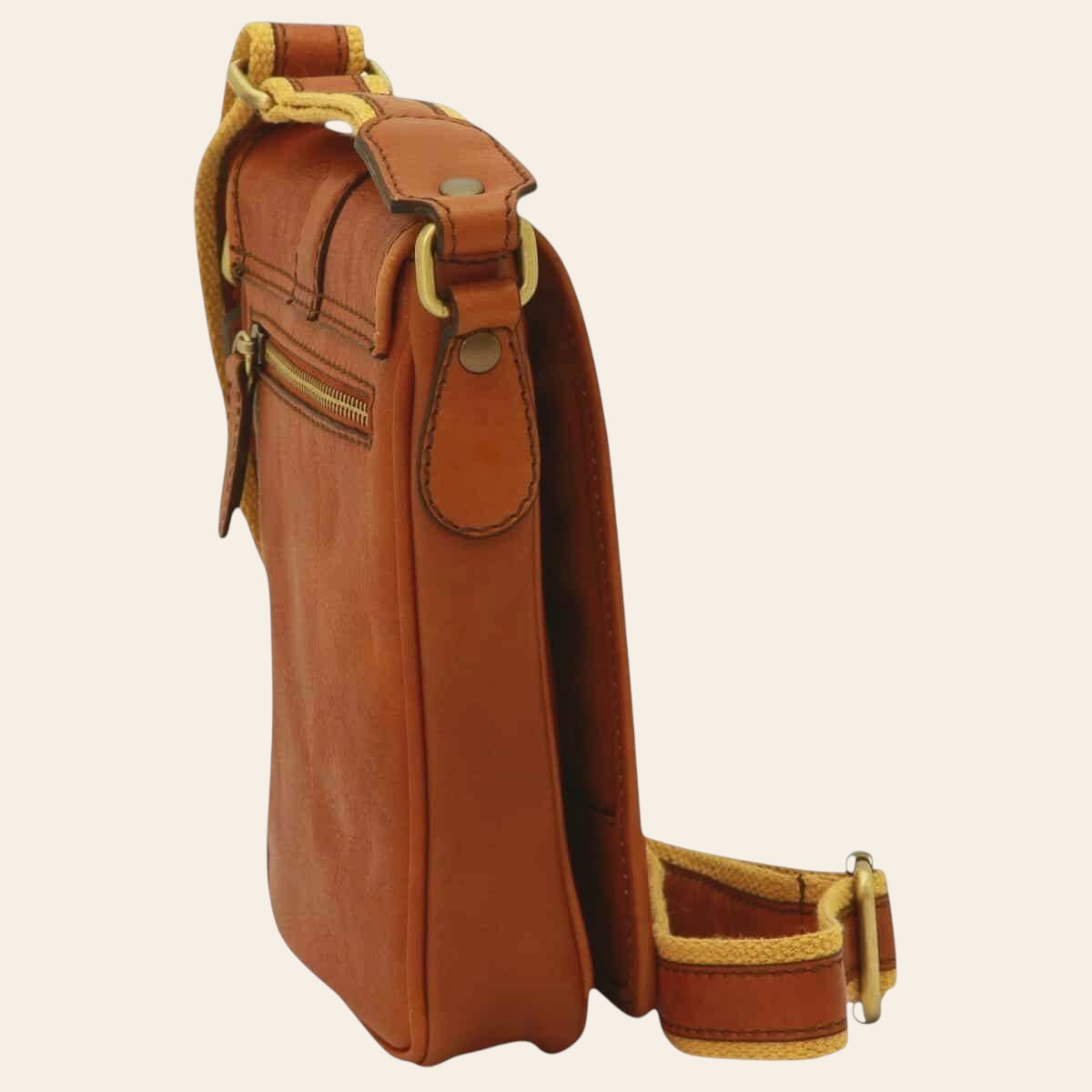 Borsa a tracolla in pelle marrone vista laterale con fibbia e passanti
