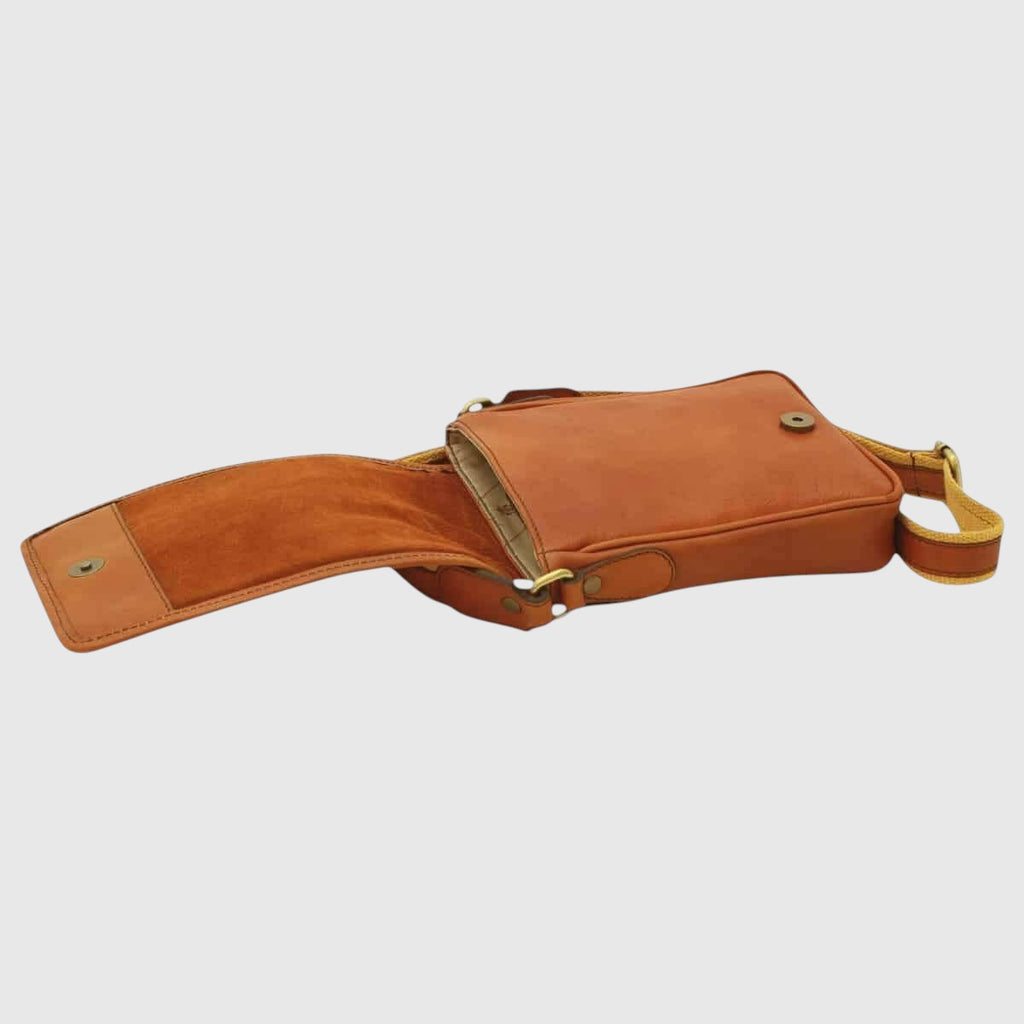 Borsa a tracolla in pelle cuoio con pattina superiore e cinturino regolabile