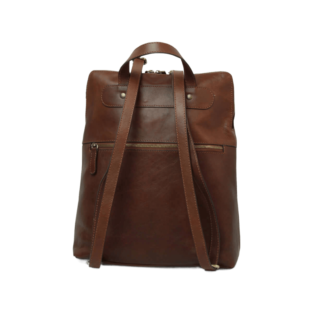 Zaino in pelle marrone castagna con spallacci e tasche con patta