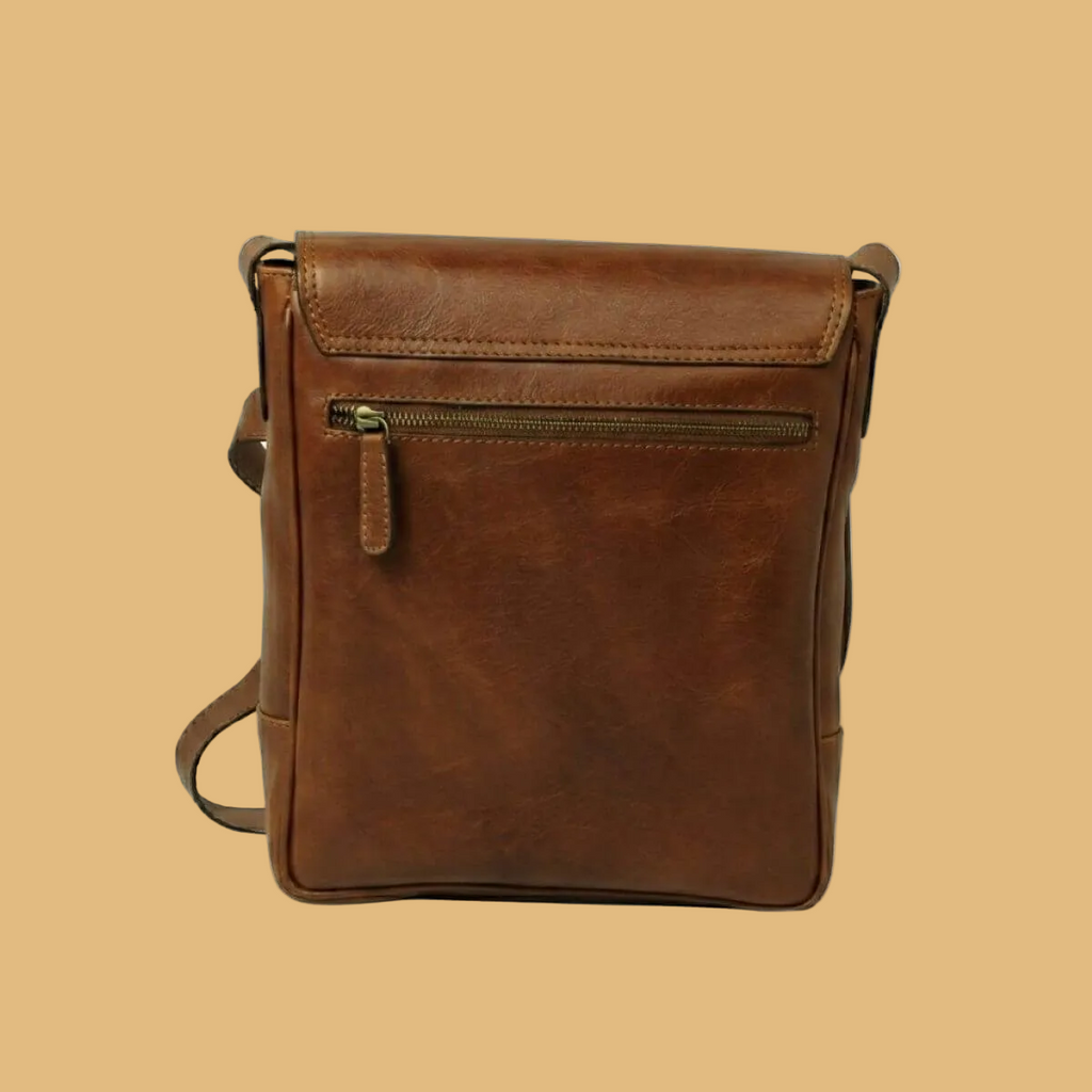 Borsa a tracolla marrone in pelle con patta e tasca con zip sulla parte anteriore.