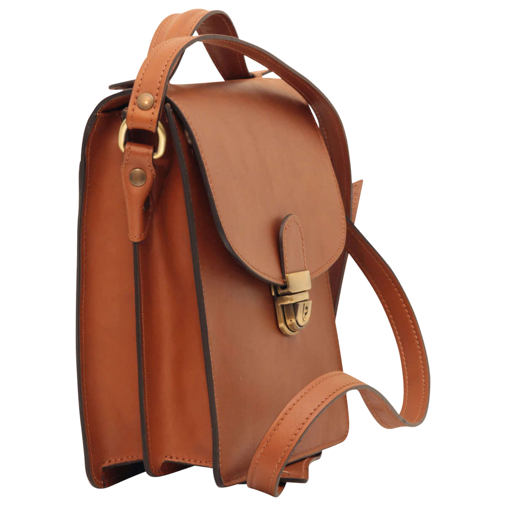 Borsa a tracolla in pelle marrone con patta arrotondata e fibbia dorata