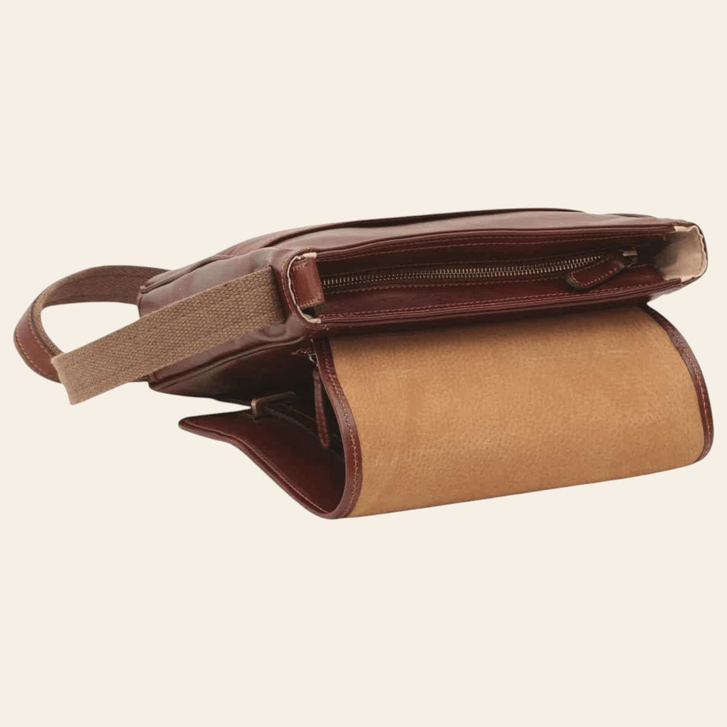 Borsa messenger marrone aperta con tasca interna e chiusura sul davanti