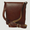 Borsa in pelle marrone con pattina frontale e tracolla, chiusura a fibbia.