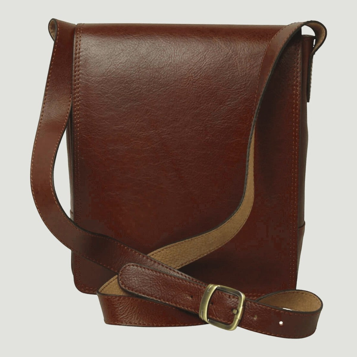 Borsa in pelle marrone con pattina frontale e tracolla, chiusura a fibbia.