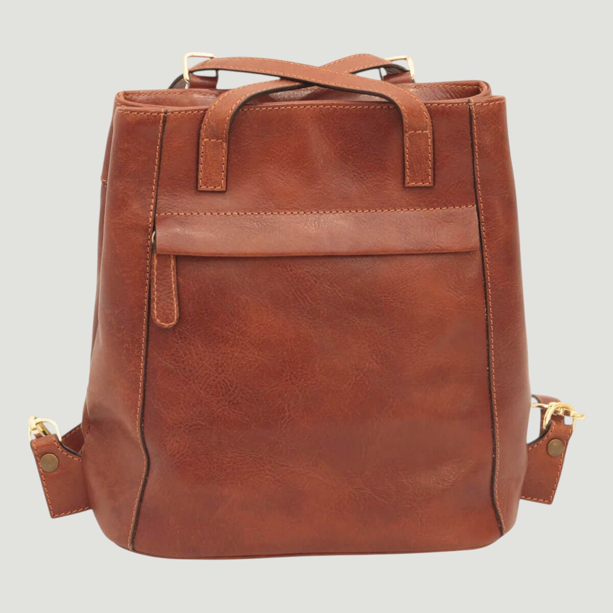 Zaino in pelle marrone con chiusura superiore e tracolla regolabile, tasca frontale.
