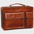 Cartella in pelle marrone con due tasche frontali e manico in pelle