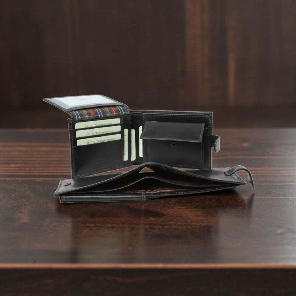 Portafoglio bifold in pelle nera aperto con slot per carte e portamonete
