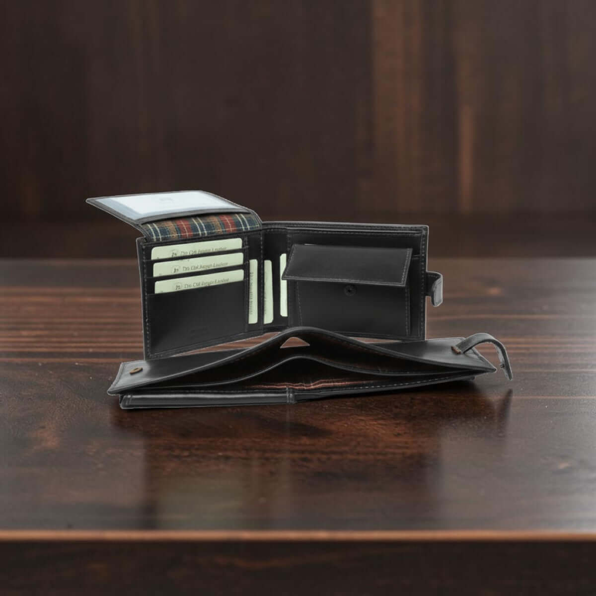 Portafoglio bifold in pelle nera aperto con slot per carte e portamonete