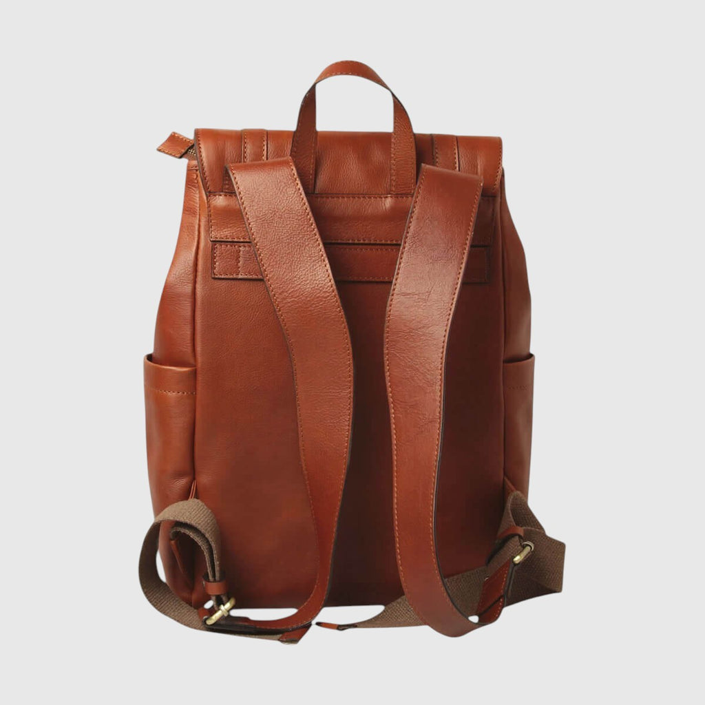 Zaino in pelle marrone con due spallacci e fianchi laterali, chiusure metalliche.