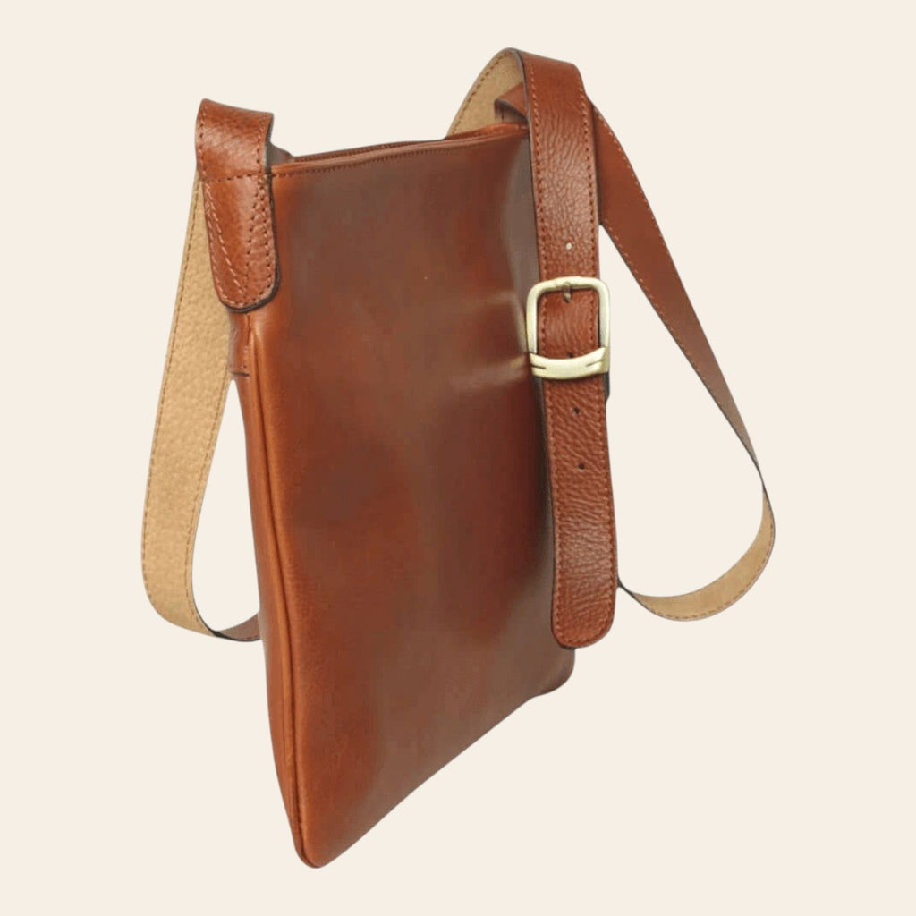Borsa a tracolla in pelle marrone con fibbia metallica e patta superiore