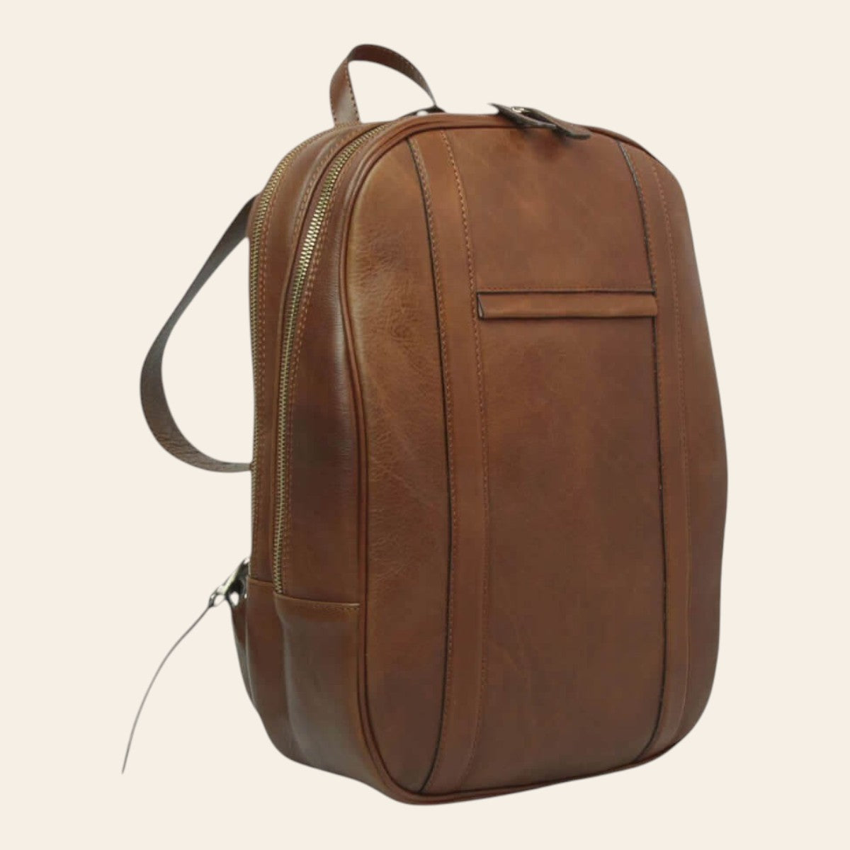 Dreiviertelansicht des kastanienbraunen Laptop-Rucksacks aus Leder mit Außentasche