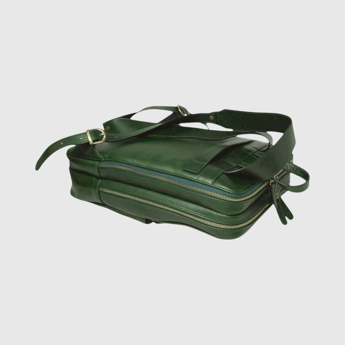 Zaino in pelle verde con zip continua, manico superiore e tracolle regolabili laterali.