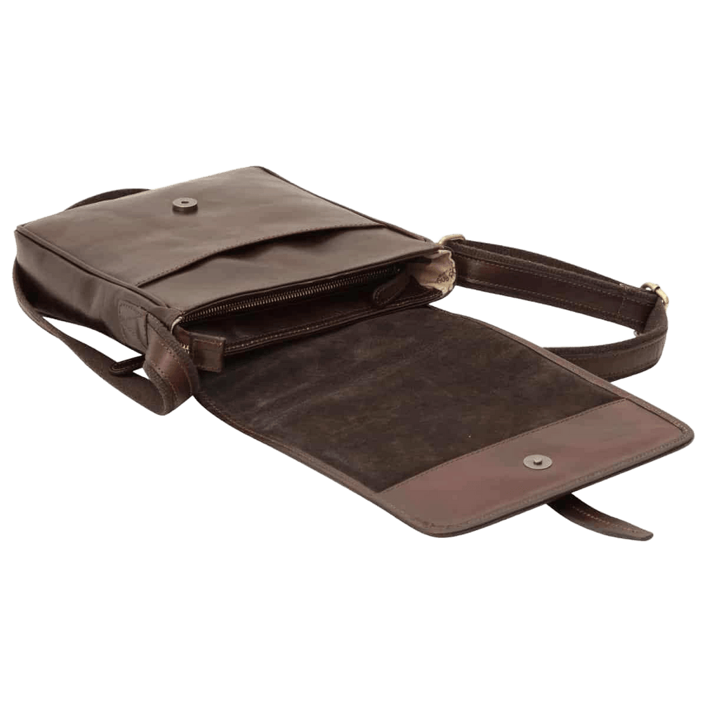 Tracolla messenger marrone scuro con patta e zip superiore, tasca esterna aperta.