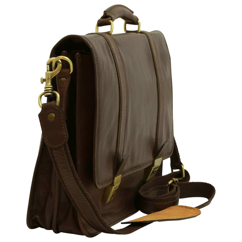 Cartella in pelle marrone scuro con tracolla e tasca laterale, anelli metallici.