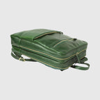 Zaino in pelle verde con tasca esterna a zip, profili rinforzati e tracolla regolabile.
