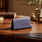 Supporto iPad/iPhone in pelle blu cobalto, profilo laterale inclinato