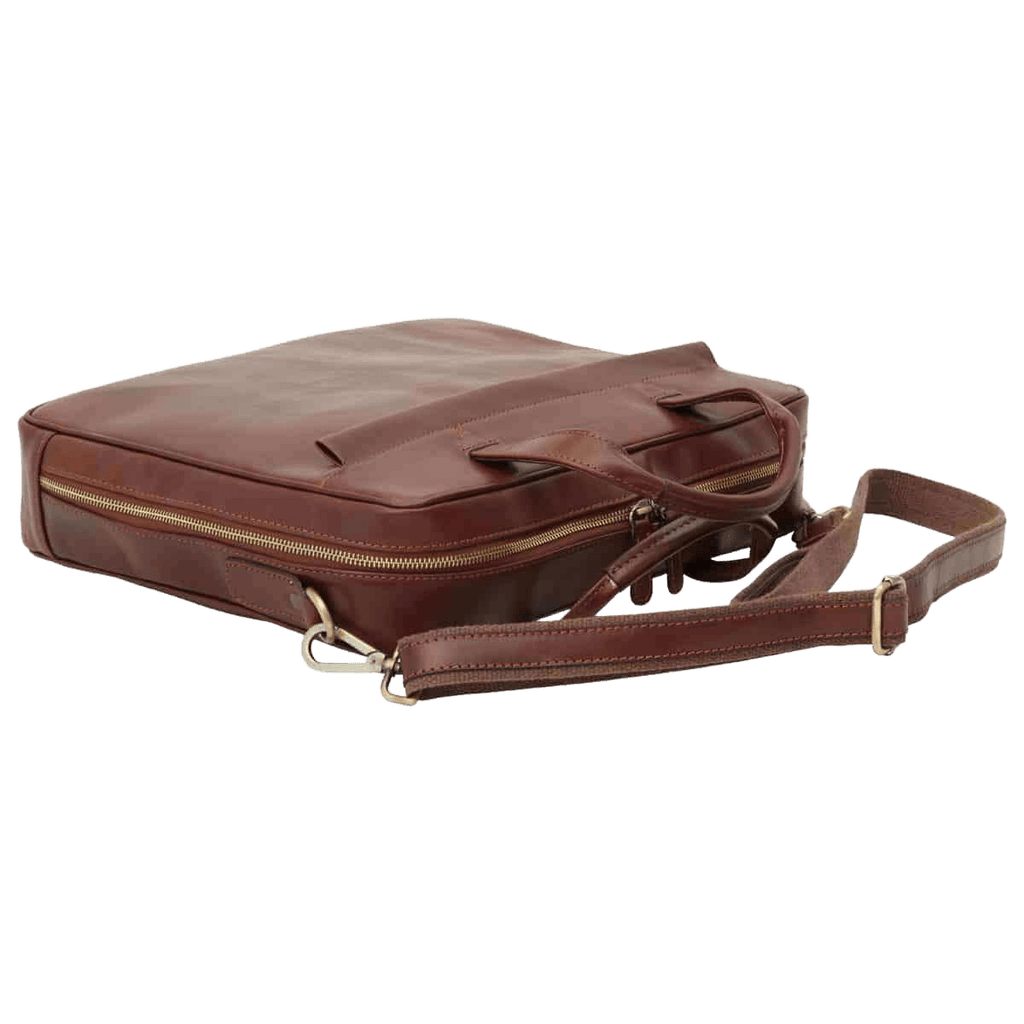 Cartella in pelle marrone con zip laterale e tracolla in vista.