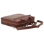 Cartella in pelle marrone con zip laterale e tracolla in vista.