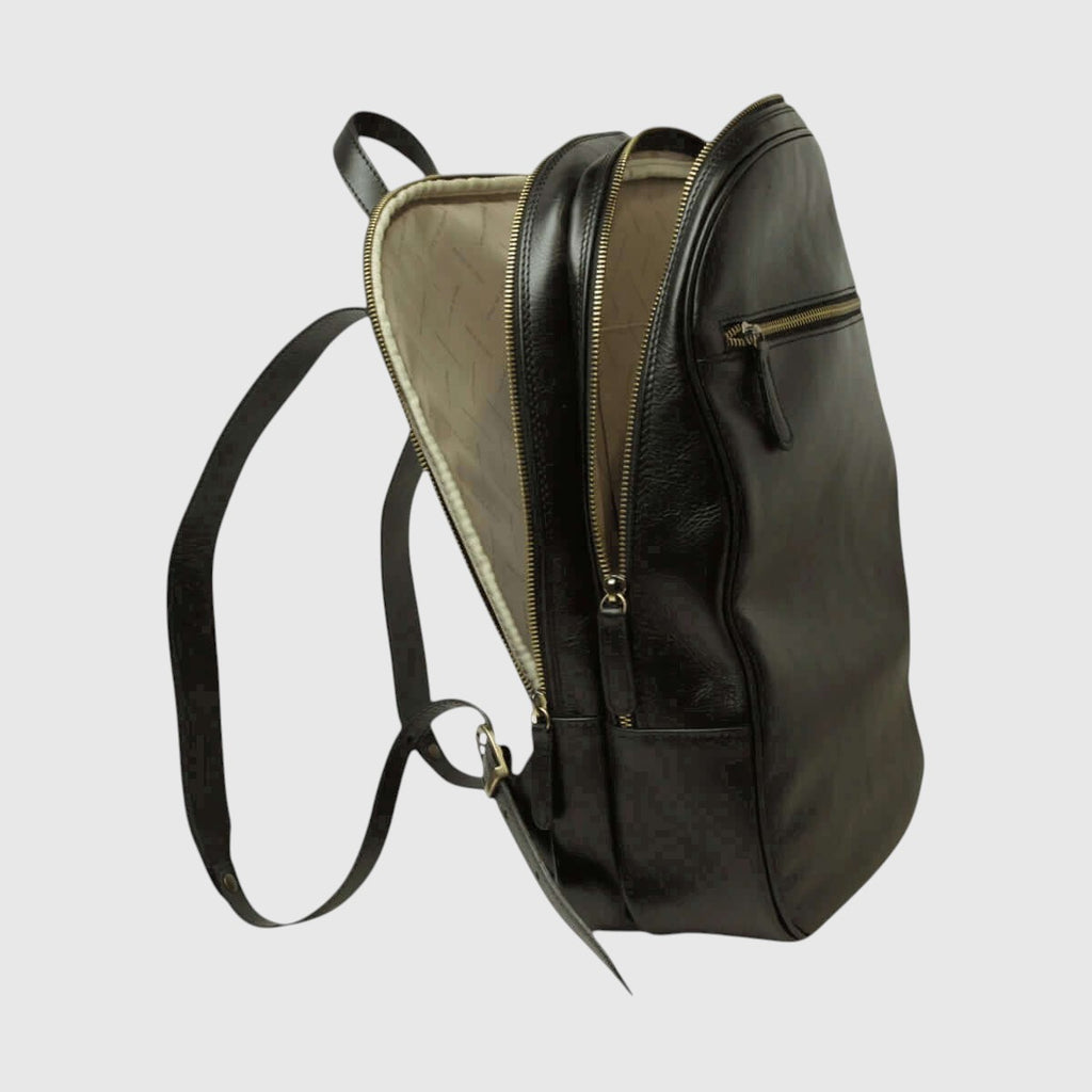 Zaino in pelle nero vista laterale con tracolla e zip centrale