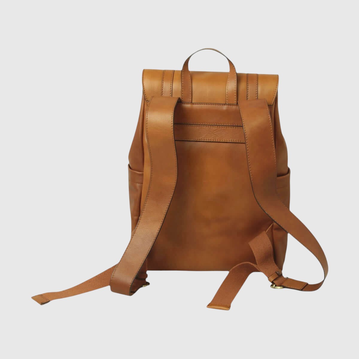 Zaino in pelle marrone con spallacci imbottiti e doppia tracolla laterale