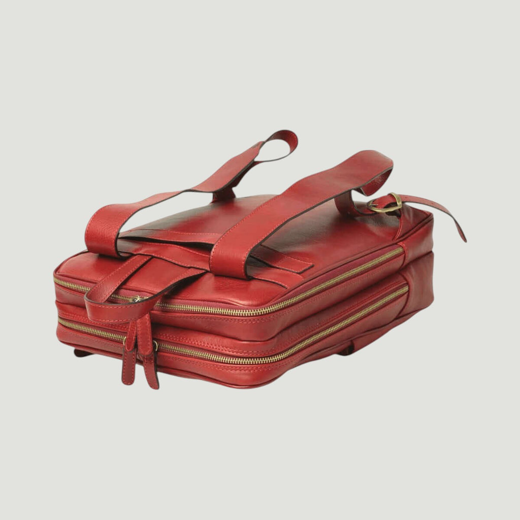 Zaino in pelle rossa con tasca superiore a due zip e cinghie regolabili