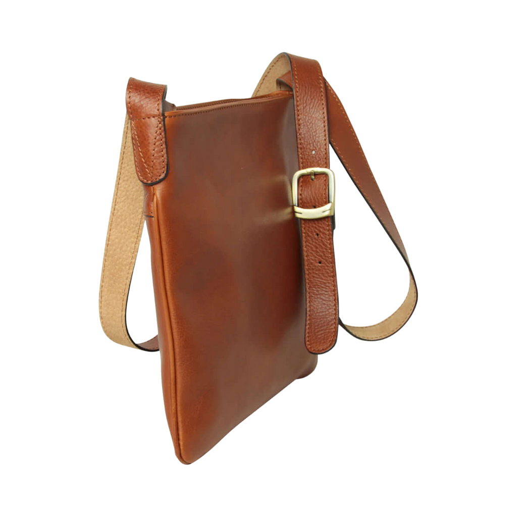Borsa a tracolla in pelle color teak con fibbia regolabile e tracolla lunga