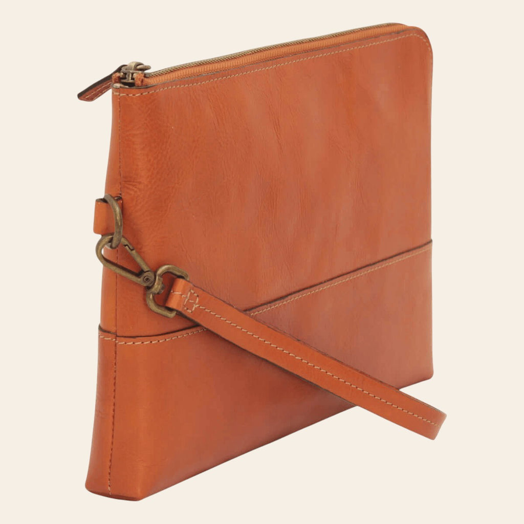 Portadocumenti in pelle marrone con zip e tracolla con fibbie in metallo