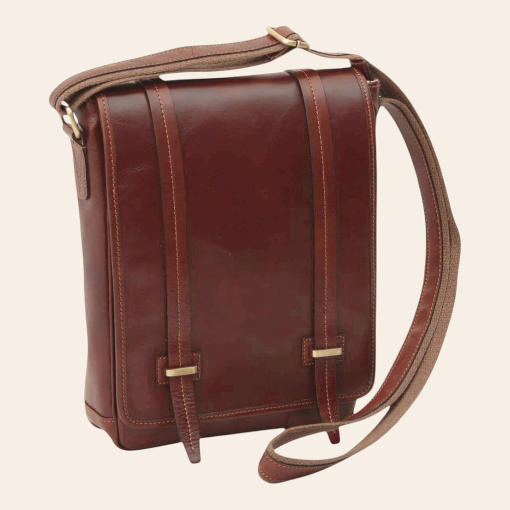 Borsa messenger marrone con doppia chiusura magnetica e tracolla regolabile